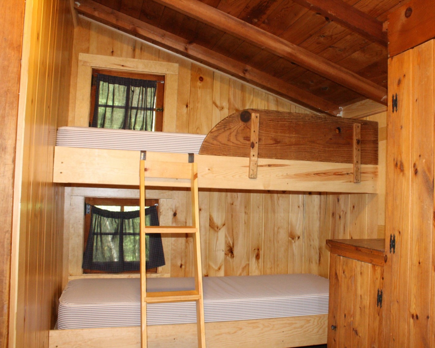 Picture of the bedroom's bunk bed, showing two twin beds